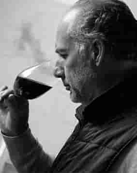 Un homme déguste un verre de vin rouge